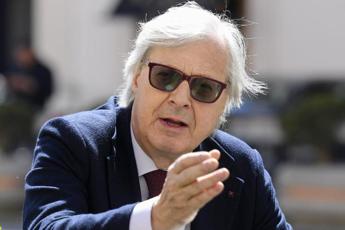 Venere degli Stracci in fiamme a Napoli, Sgarbi: “Vandali vanno inseguiti e puniti”