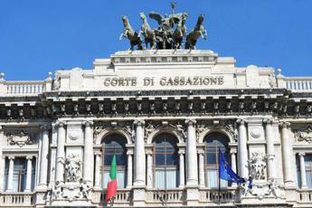 Allusioni sessuali a collega, Cassazione: “Licenziamento legittimo”