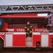 Bimbo bloccato in auto, salvato da vigile fuoco