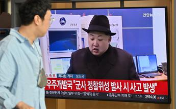 Corea del Nord, Kim: “Produrre più missili per far fronte a guerra in qualsiasi momento”