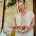 Meloni in vacanza, pranzo a base di granchio blu e auguri agli sposi