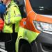 Pavia, prende a calci porta a vetri dopo lite: si taglia e muore dissanguato