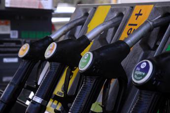 Prezzo benzina in calo oggi, è il più basso da inizio 2023: quanto costa