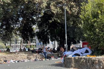 Roma, degrado a Piazzale Ostiense: la denuncia di un commerciante, “situazione insostenibile”