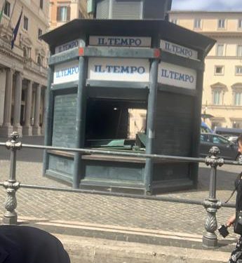 Roma, l’edicola del potere diventa telematica, a piazza Colonna deputati in fila e premier habituè