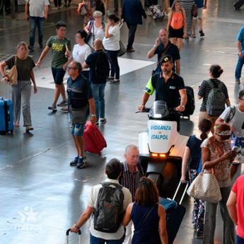 Roma, spara e semina panico a Tiburtina: bloccato e disarmato da vigilanti Italpol
