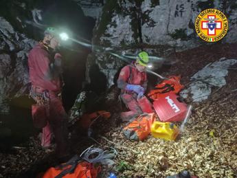 Salerno, salva la speleologa ferita e bloccata a 130 metri di profondità
