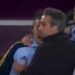Spagna, altro scandalo: il ct tocca il seno dell’assistente – Video