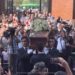 Toto Cutugno, a Milano i funerali: applausi all’arrivo del feretro