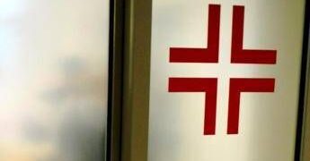 Treviso, bimba di 18 mesi rimane incastrata nel tosaerba: è in pericolo di vita