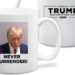 Trump, la foto segnaletica è già un gadget: stampata su tazze e magliette