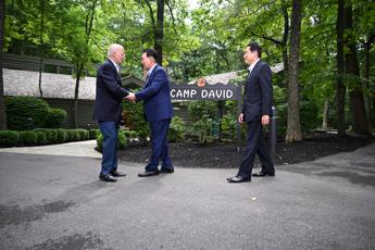 Usa, Biden a Camp David: “Nuovo capitolo in rapporti con Tokyo e Seul”