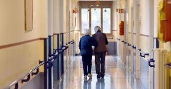 Anziani, ‘in Rsa 1 pillola su 3 tritata o spezzata e 1 capsula su 4 aperta’, alert su rischi errori