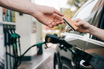 Benzina e gasolio, oggi prezzi ancora in calo