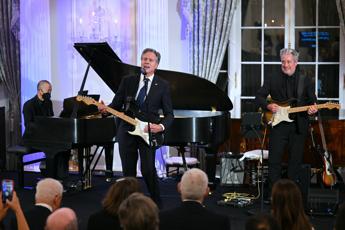 Blinken suona la chitarra elettrica e canta al dipartimento di Stato Usa – Video