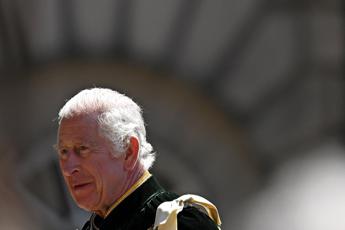 Carlo preoccupato, William e Kate gli rubano le luci della ribalta