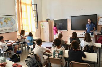 Covid e scuola, Pregliasco: “Con sintomi a casa e mascherine se scoppiano focolai”