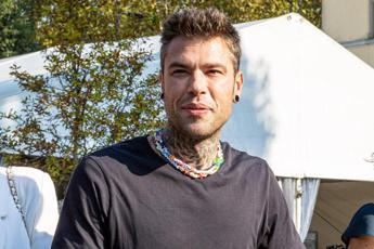 Fedez ancora ricoverato, nuovo sanguinamento: come sta
