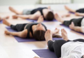 Gb, cittadino denuncia “omicidio di massa” in un caffè: è una lezione yoga