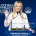 Giorgia Meloni, gag sul saluto con la mano destra: “Meglio l’altra…”