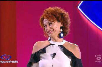 Grande Fratello 2023, Beatrice Luzzi in lacrime: “Ho paura di aver deluso i miei figli” – Video