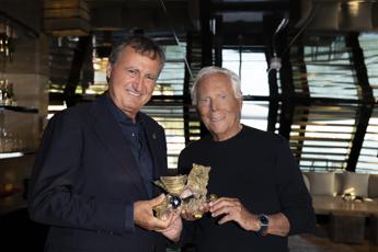 Il sindaco di Venezia consegna il Leone d’oro a Giorgio Armani