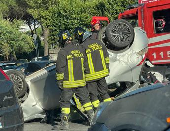 Incidente Roma, auto si ribalta su via Cristoforo Colombo