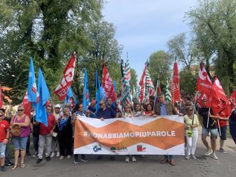 Incidente ferroviario Brandizzo, corteo per le vittime. Familiari: “Vogliamo giustizia”