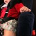 Lasciano figlia in auto per andare a un matrimonio, genitori denunciati