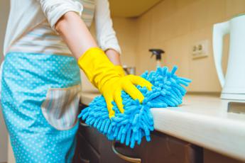 Lavoro domestico, per colf e badanti fino a 80 euro in più: famiglie in affanno