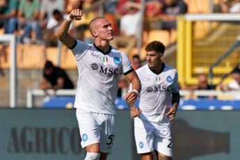Lecce-Napoli 0-4: gol di Ostigard, Osimhen, Gaetano e Politano