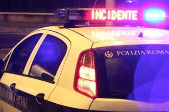 Maltempo a Roma, albero cade in via della Magliana: ferito motociclista