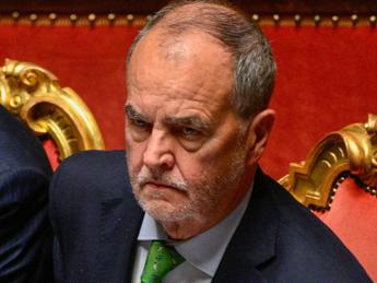 Migranti, Calderoli: “Con Salvini ministro tutto ciò non succedeva”. Scintille nella maggioranza