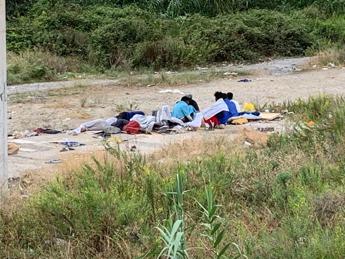 Migranti Ventimiglia, gli ‘invisibili’ che attendono il buio per passare il confine