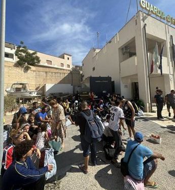 Migranti, a Lampedusa è gara di solidarietà, striscioni contro Ue