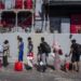 Migranti, a Lampedusa esercito monta tendopoli: scoppia la protesta