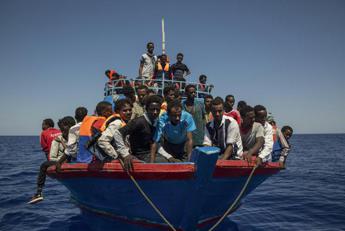 Migranti, espulsione anche per chi mente sull’età: la bozza del decreto