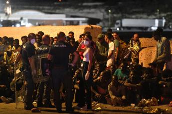 Migranti, nuova bozza decreto: sparisce Guardia Costiera da hotspot