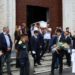 Musicista ucciso a Napoli, applausi e lacrime ai funerali di Giovanbattista Cutolo