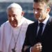 Papa accolto da Macron: “Migranti non invadono, cercano accoglienza”