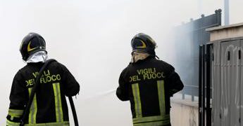 Roma, compattatore Ama a fuoco a Cinecittà