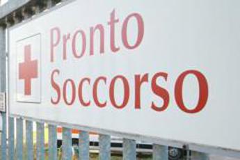 Roma, insegue ladri in fuga da discount: colpito al volto da pugno, è grave