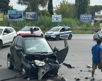 Roma, scontro tra auto sulla Cristoforo Colombo: due feriti al Grassi in codice giallo