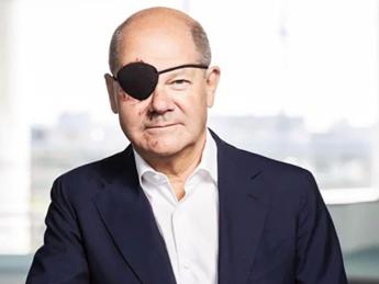 Scholz, la caduta e il ‘look da pirata’: “Aspetto i meme”