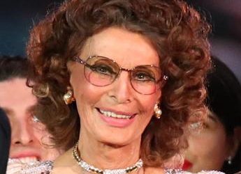 Sophia Loren, operata dopo caduta: “Ora sto meglio, ringrazio tutti”