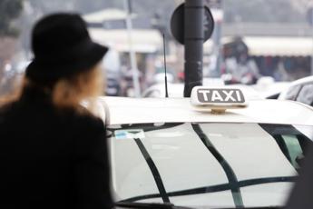 Taxi Milano, la doppia guida non decolla: 420 su 4.855 licenze