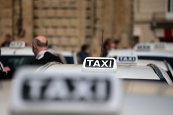 Taxi, ogni giorno attesa infinita alla stazione Termini di Roma