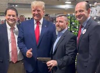 Trump in armeria per comprare una pistola Glock, video è virale ma scompare