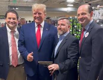 Trump in armeria per comprare una pistola Glock, video è virale ma scompare