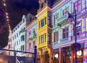 Turismo, Lodz si illumina di colori con il Festival delle luci più grande della Polonia